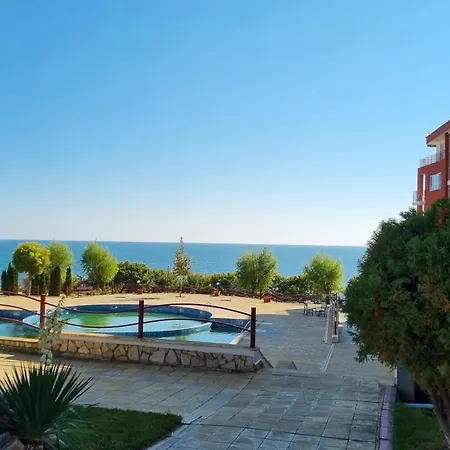 Golden Lady Apartment *